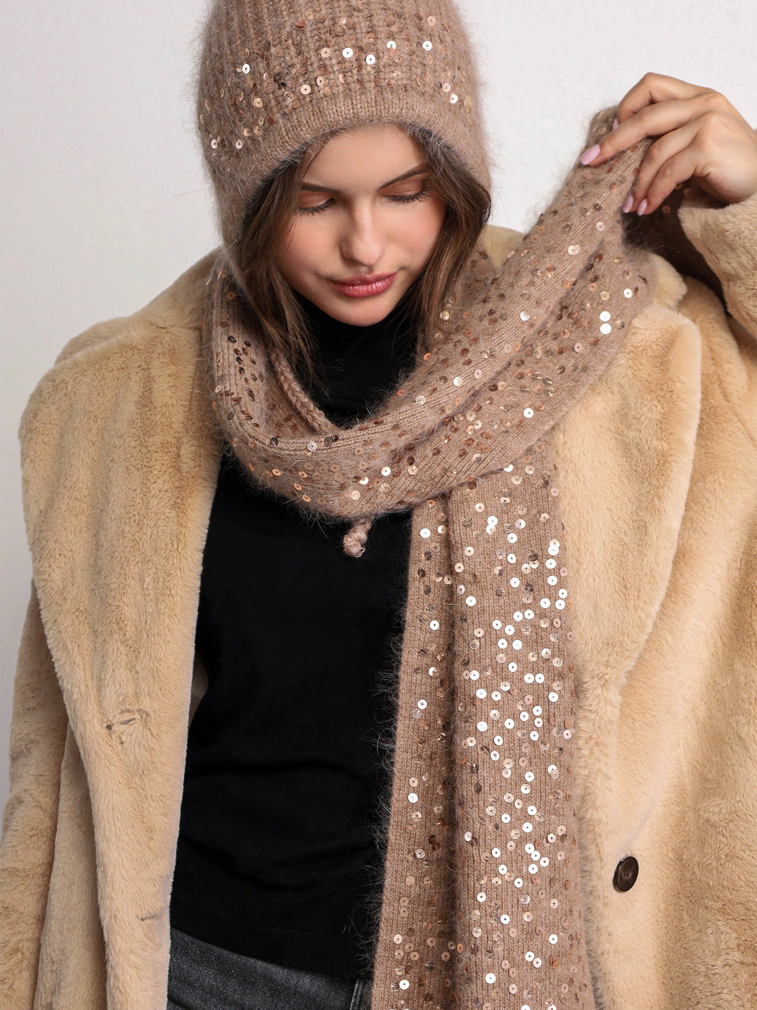 Шарф из ангоры и акрила с пайетками 